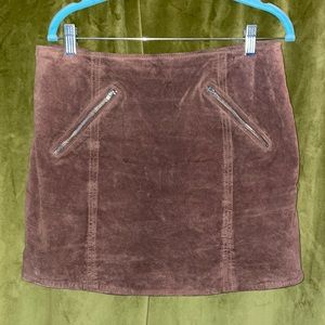 Genuine brown leather skirt with 2 zipper pockets and a zip up in back